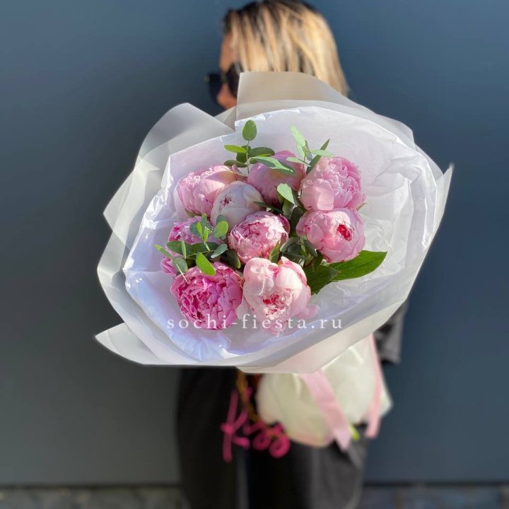 9 пионов с эвкалиптом в Великом Новгороде