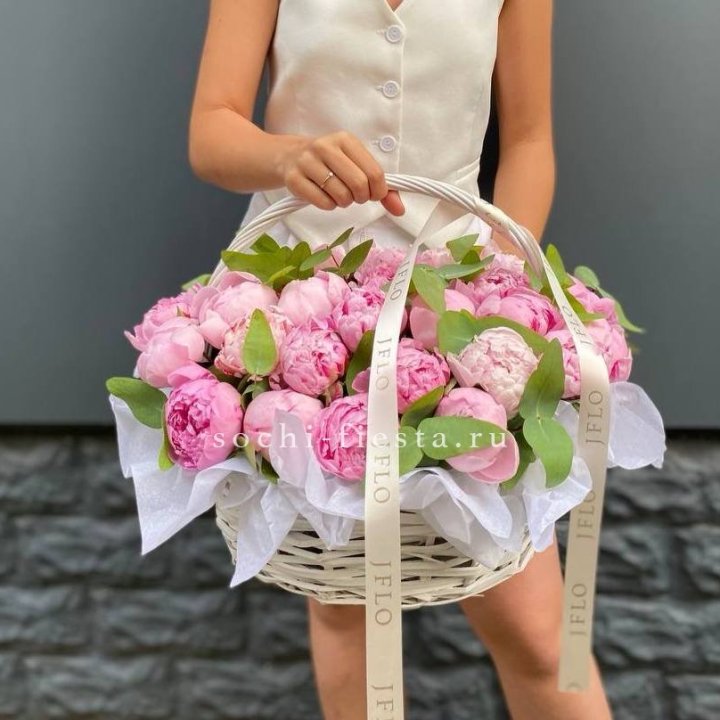 29 пионов в корзине в Великом Новгороде