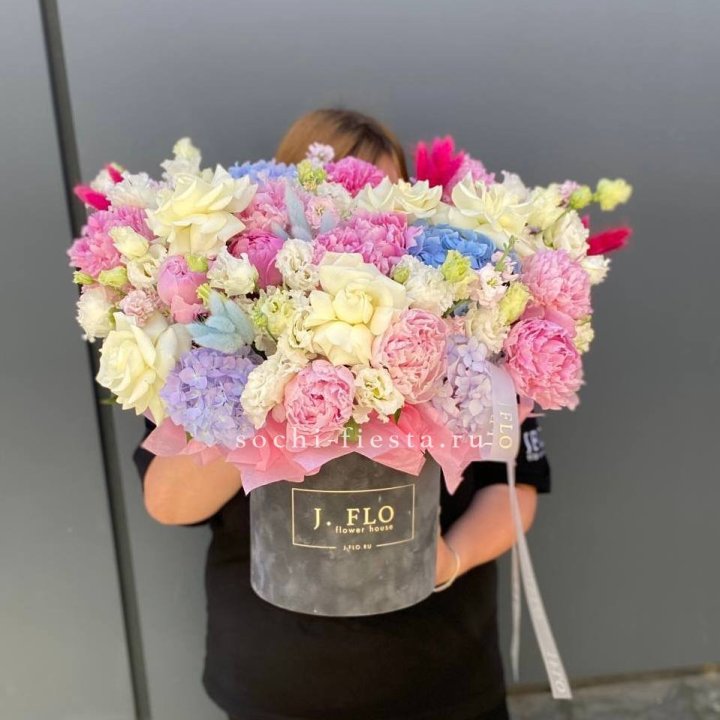 Цилиндр с пионами "Аса" в Великом Новгороде