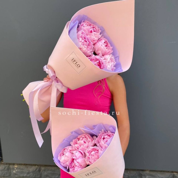 Букет из 5 пионов в Великом Новгороде