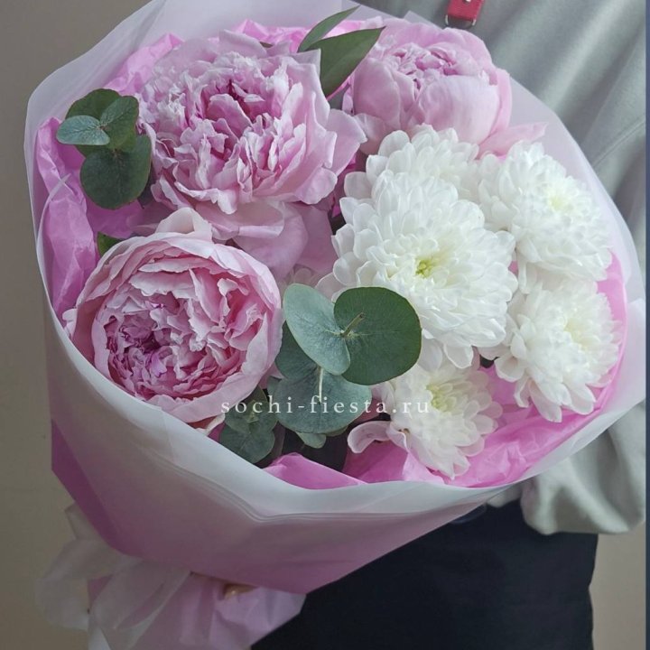  Букет комплимент с пионами в Великом Новгороде