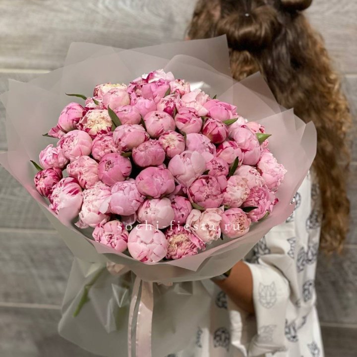 51 розовый пион в Великом Новгороде