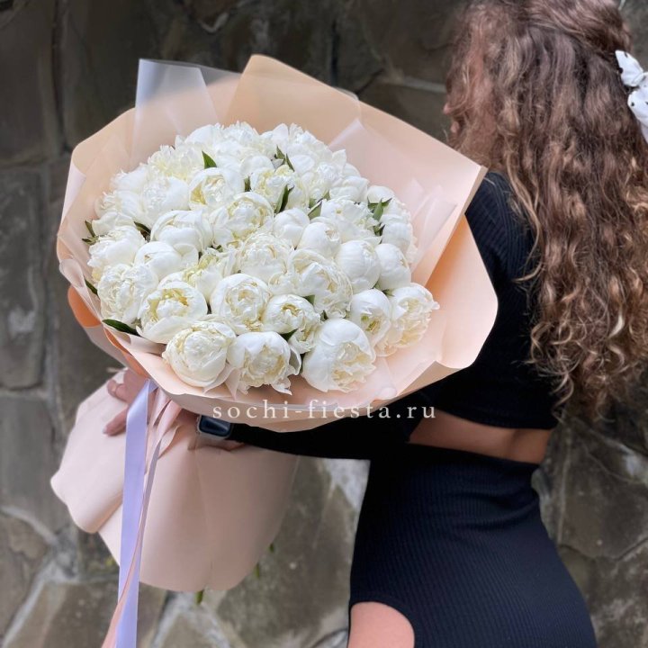 35 белых пион в Великом Новгороде