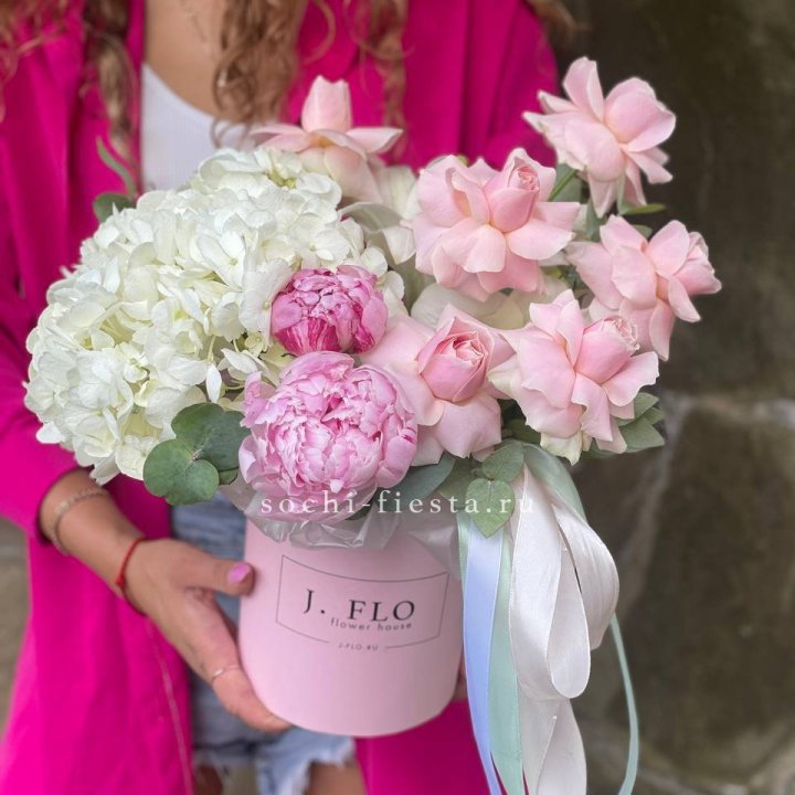 Цилиндр с пионами "Алисия" в Великом Новгороде