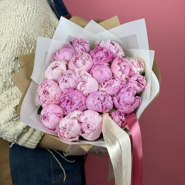 Букет из 21 пионов в Великом Новгороде