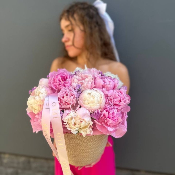 15 пионов в джутовом кашпо в Великом Новгороде