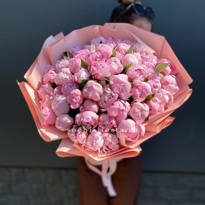 Нежный букет 51 пионов  в Великом Новгороде