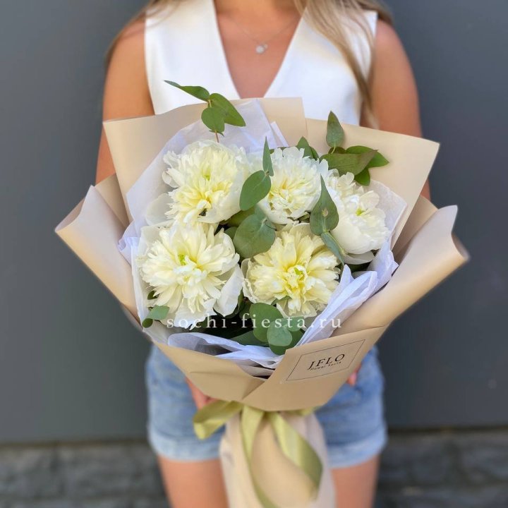  Букет белых пионов в Великом Новгороде