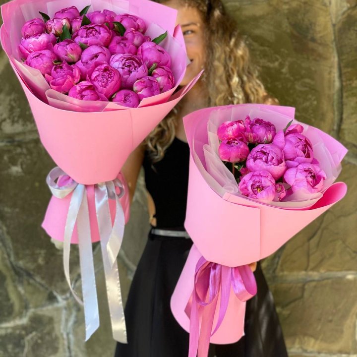 Букет ярких пионов  в Великом Новгороде