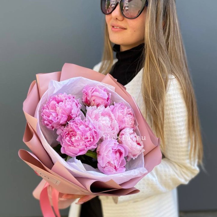 7 пионов в оформлении в Великом Новгороде