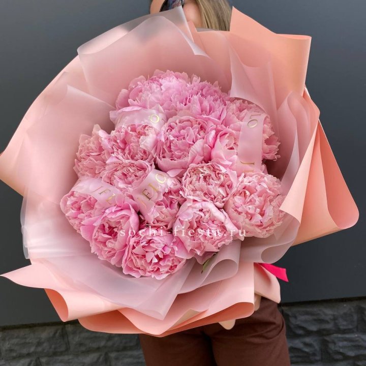 15 пионов "Монинг" в Великом Новгороде