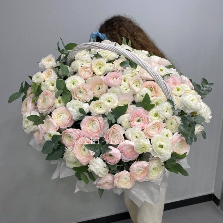 Ранункулюсы в корзине в Великом Новгороде