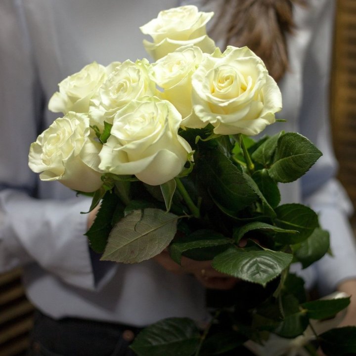 7 белых роз в Великом Новгороде