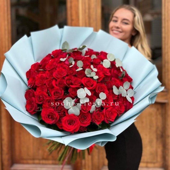 101 красная роза с эвкалиптом в Великом Новгороде