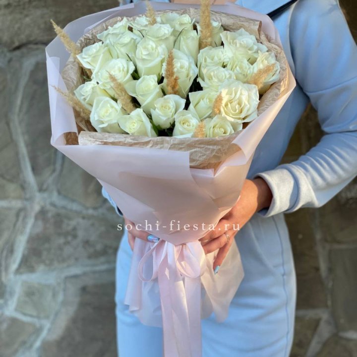 25 белых роз с сухоцветами в Великом Новгороде