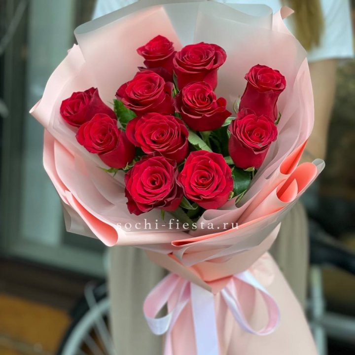 Букет красных роз "Мадам ред" в Великом Новгороде