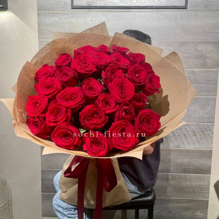 37 красных роз в крафте в Великом Новгороде
