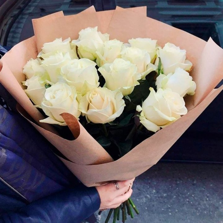 15 белых роз "Крафт" в Великом Новгороде