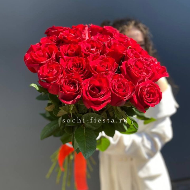 25 высоких красных роз в Великом Новгороде