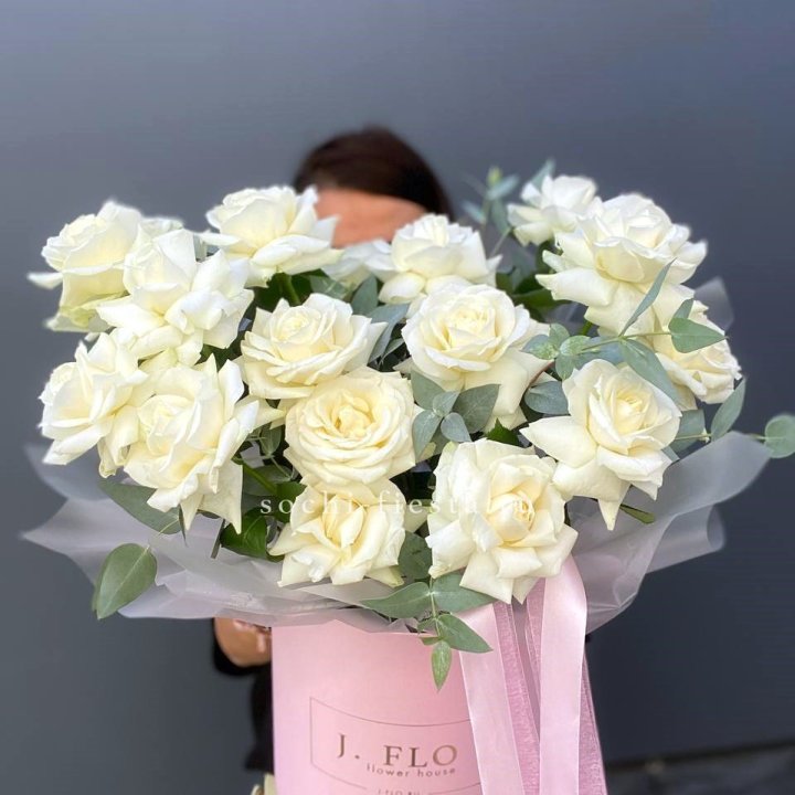17 Французских белых роз в боксе в Великом Новгороде