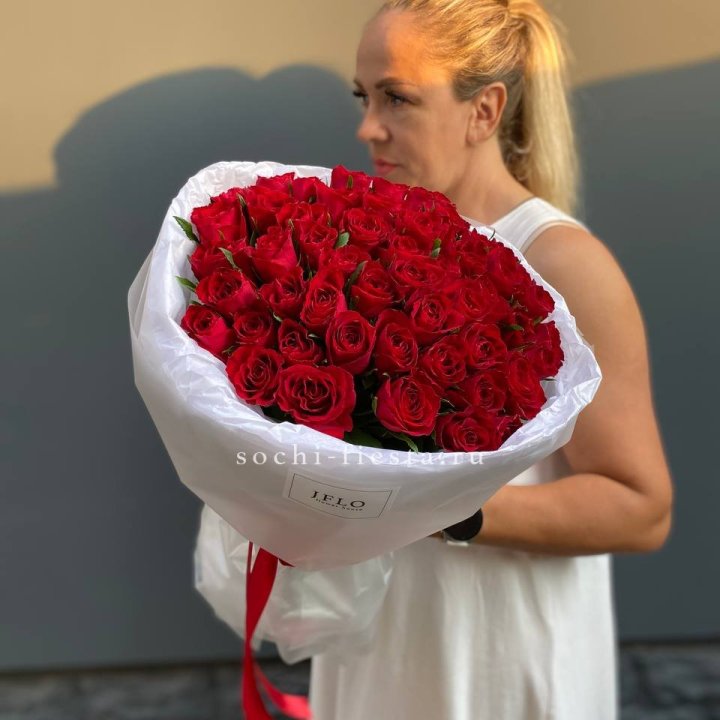 51 роза мадам ред в нежном оформлении с доставкой в Великом Новгороде