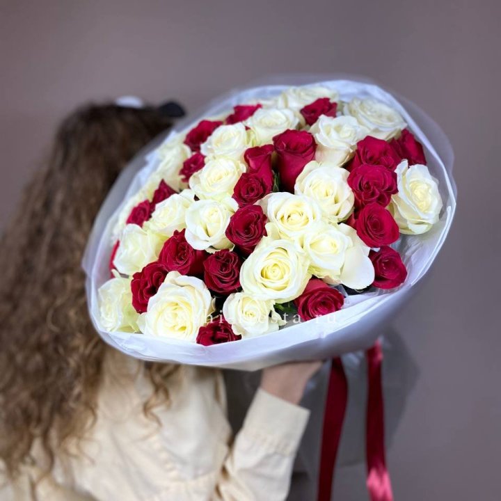 Букет из красных белых 45 роз в Великом Новгороде