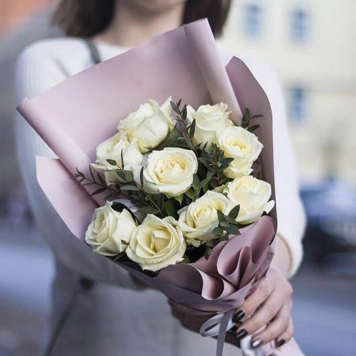 9 белых  роз "Минт" в Великом Новгороде