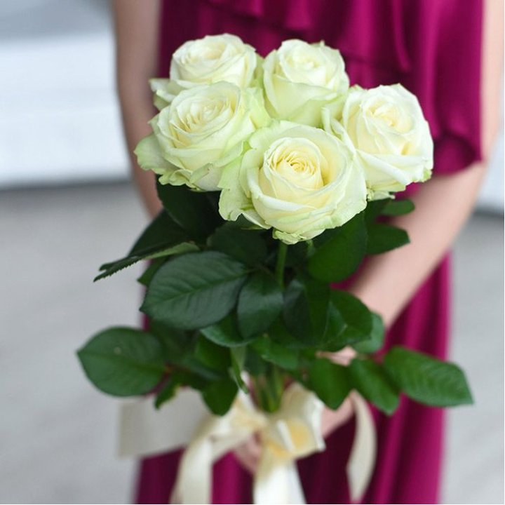 5 белых роз в Великом Новгороде