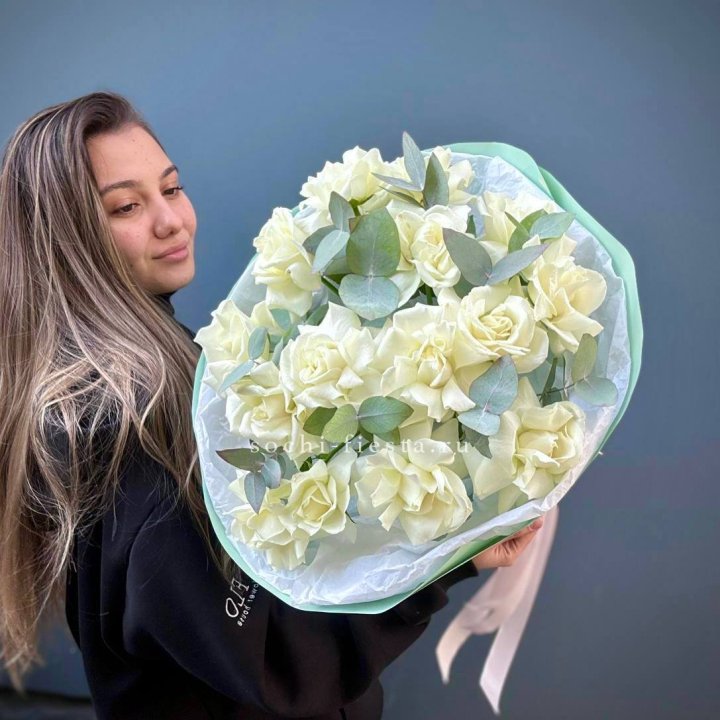 15 Белых французских роз "Ноте бьянка" в Великом Новгороде