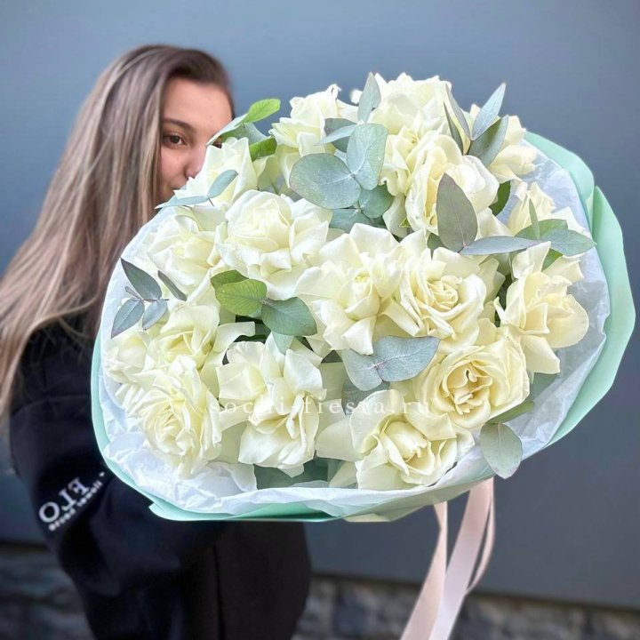 19 Белых французских роз "Ноте бьянке" в Великом Новгороде