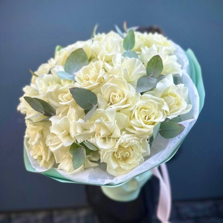 25 Белых французских роз "Ноте бьянка" в Великом Новгороде