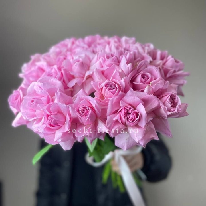 25 розовых французских роз в Великом Новгороде