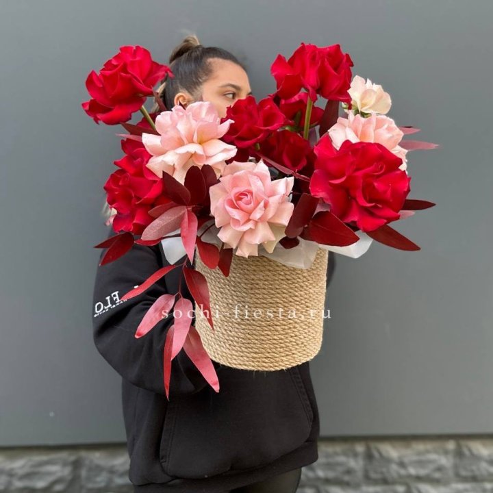 15 Французских роз в джутовом кашпо в Великом Новгороде