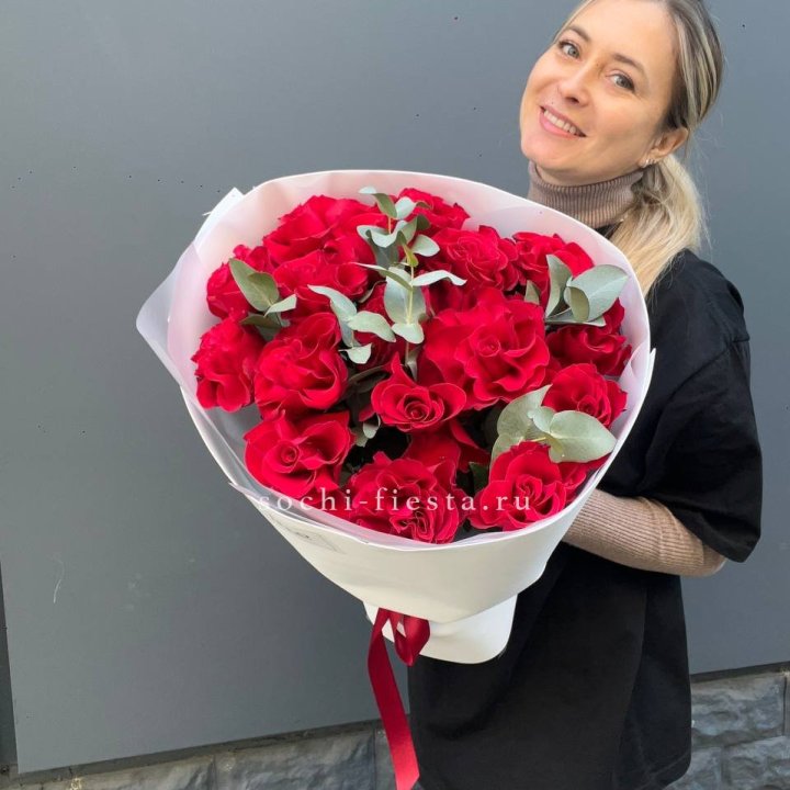 17 Красных французских роз в Великом Новгороде