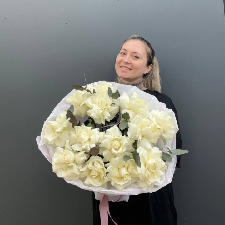 13 Белых французских роз Облако в Великом Новгороде