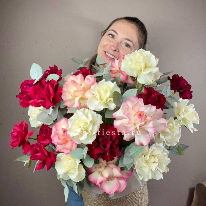 35 французских роз микс в джутовом боксе в Великом Новгороде