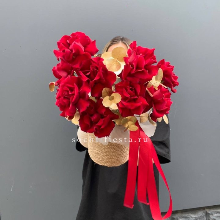 Красные французские розы в джутовом кашпо в Великом Новгороде