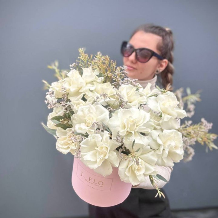 17 Французских белых роз в коробке Афина в Великом Новгороде