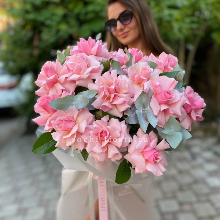 17 Розовых  французских роз в Великом Новгороде
