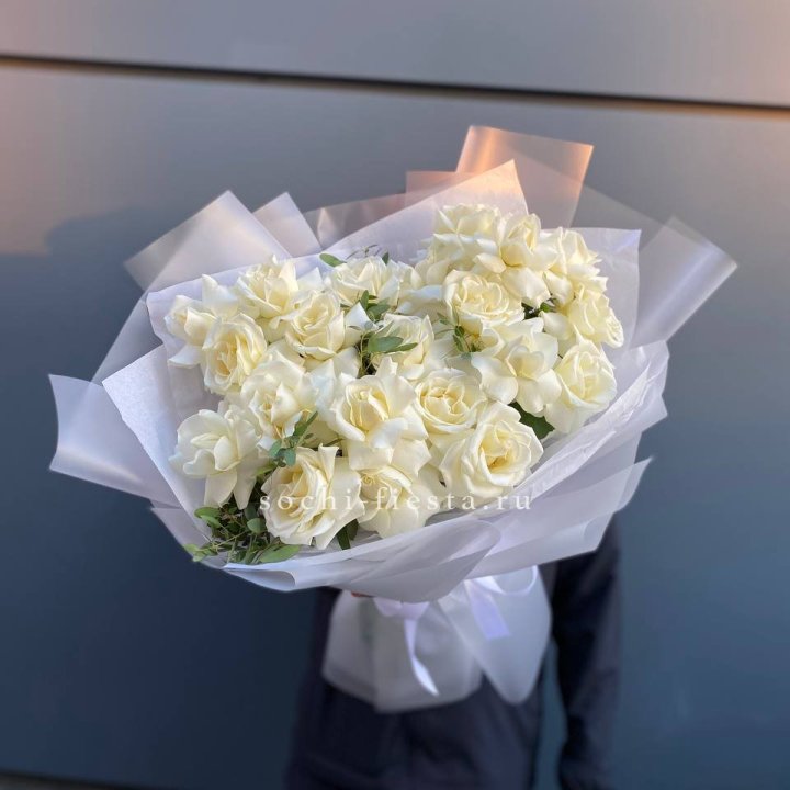 Пышный букет из белых роз в Великом Новгороде