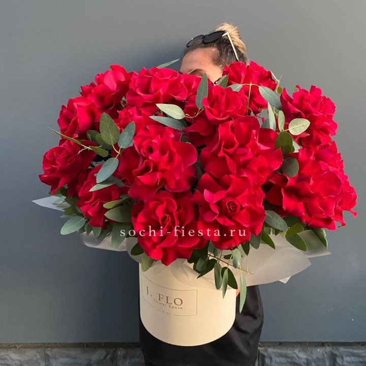 25 Французских красных роз в коробке в Великом Новгороде