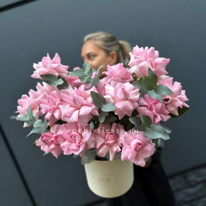 17 Розовых французских роз в боксе в Великом Новгороде