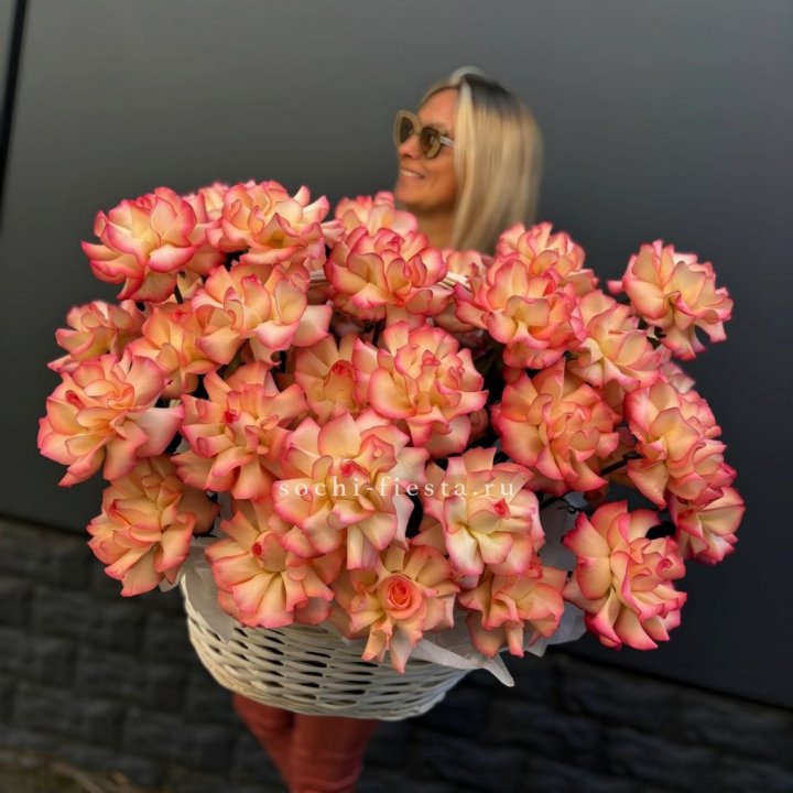 45 французских роз Джумилия в корзине в Великом Новгороде