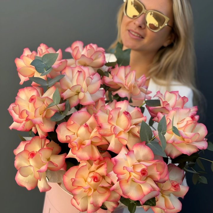 15 французских  роз Джумилия в боксе с доставкой в Великом Новгороде