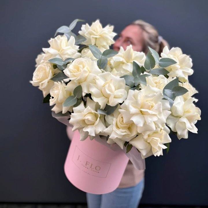 25 Французских белых роз в боксе в Великом Новгороде