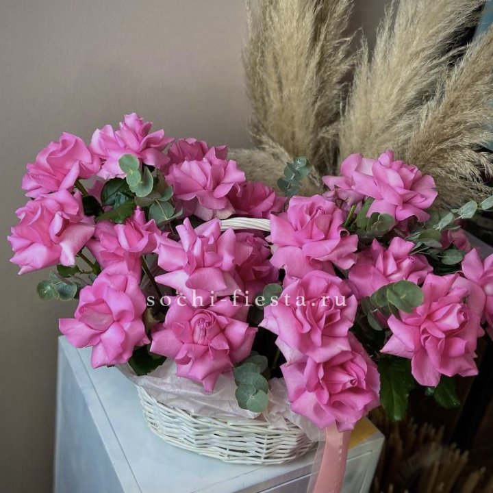 25 роз в цветочной корзине Пинк в Великом Новгороде
