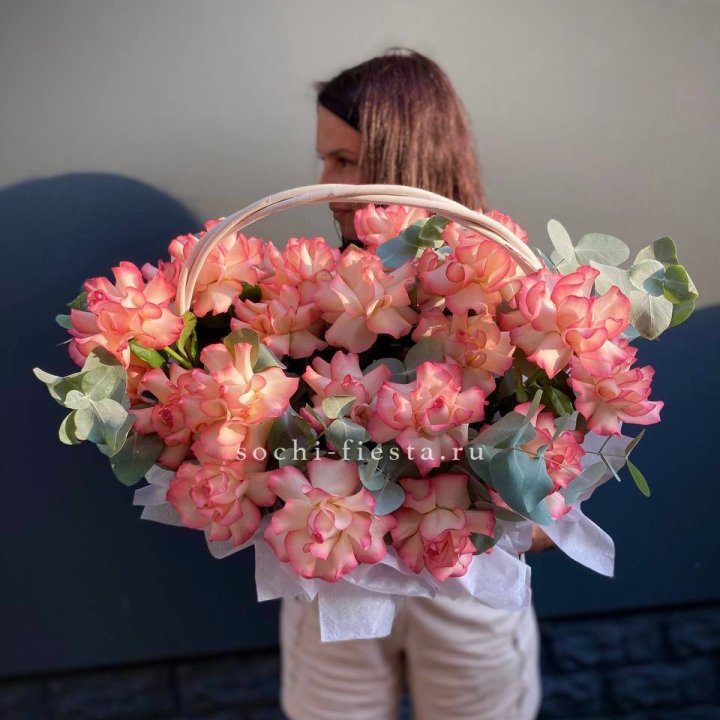 25 Французских роз Джумилия в корзине в Великом Новгороде