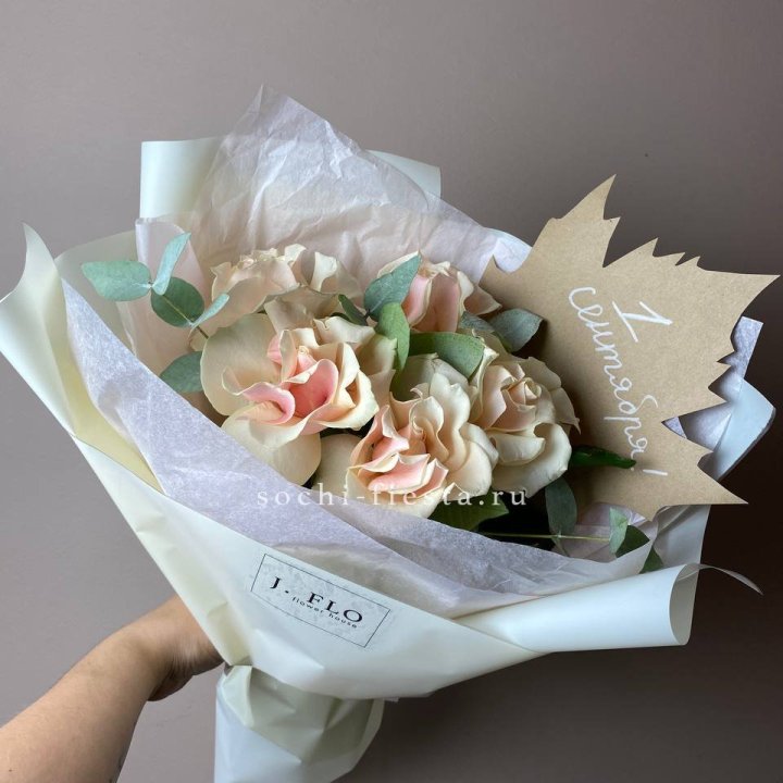 Букет кремовых роз к дню знаний в Великом Новгороде