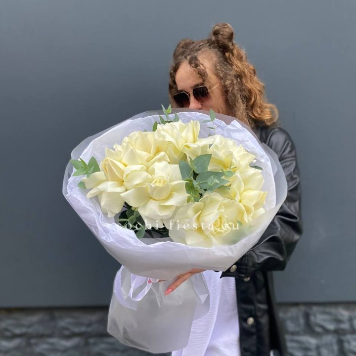 7 Белых французских роз  в Великом Новгороде