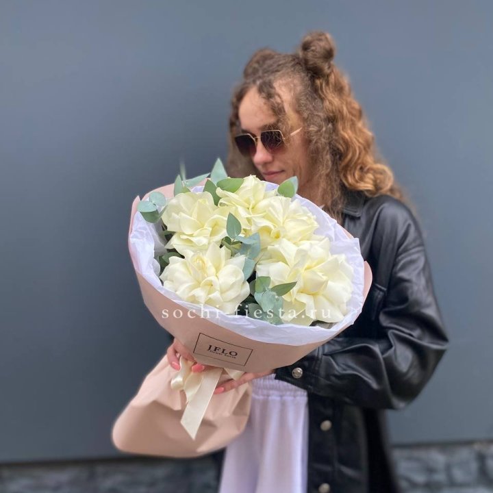 5 Белых французских роз в Великом Новгороде